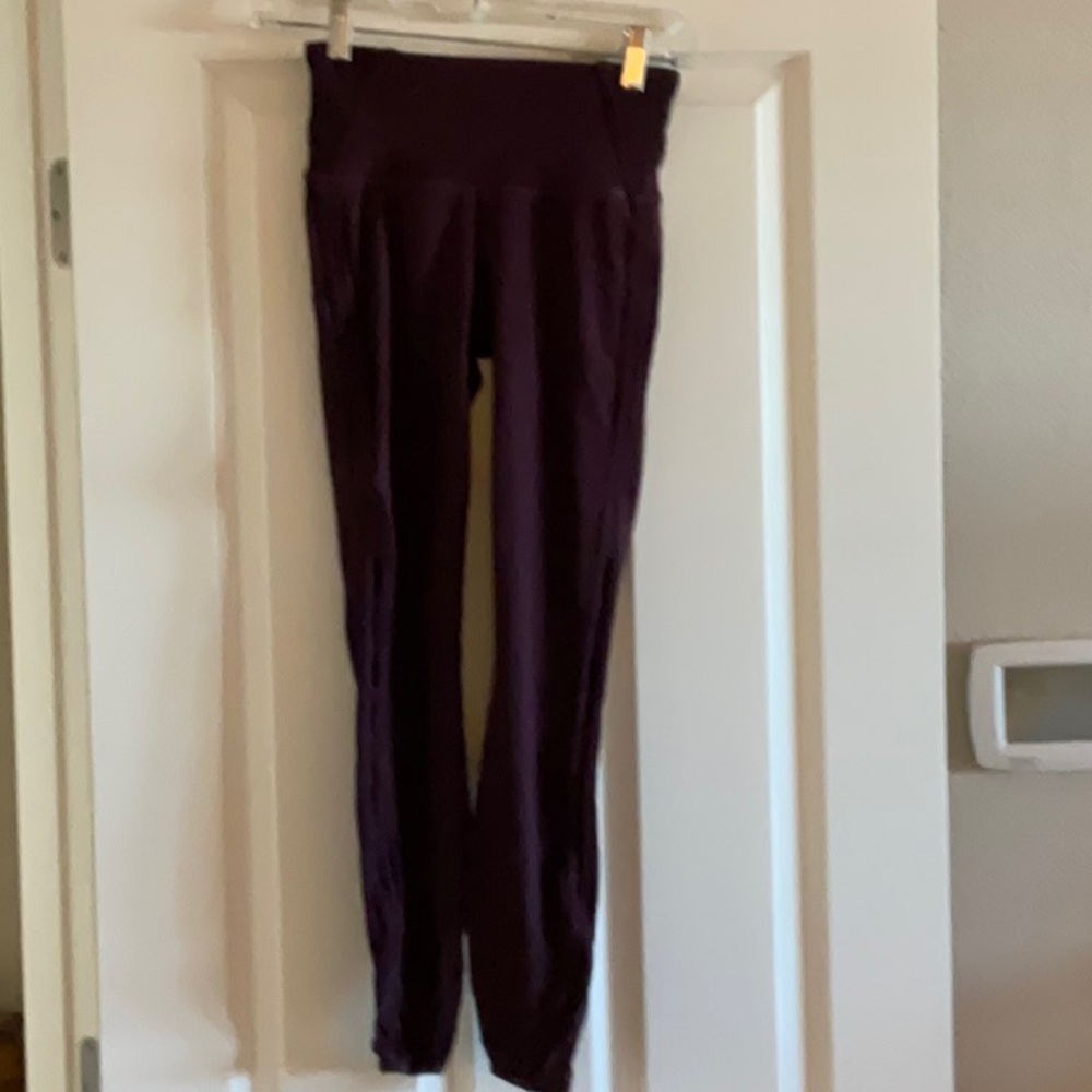 EUC XXS fun, unique Athleta legging with fun open detail on leg and mesh ankle